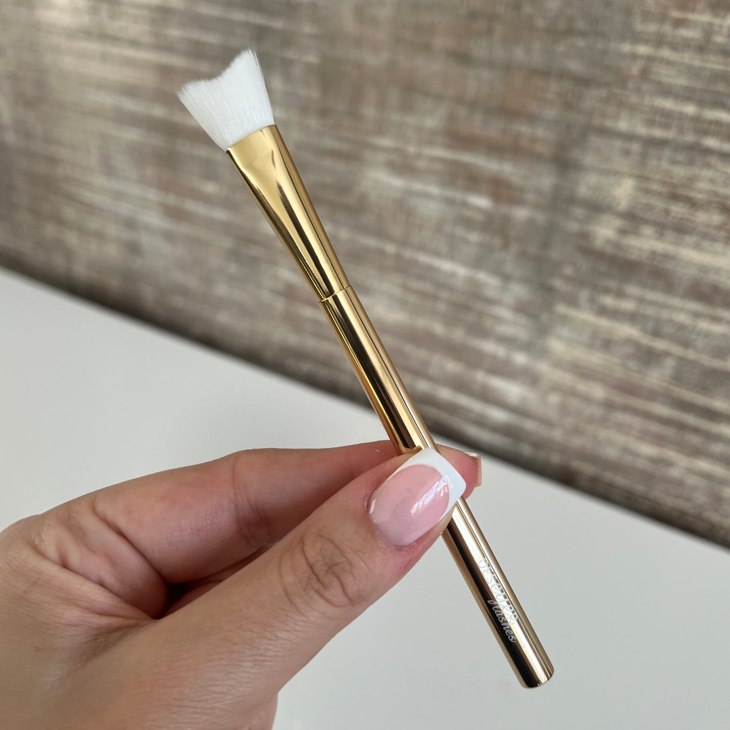 Curved Lash Shampoo Brush with Stand