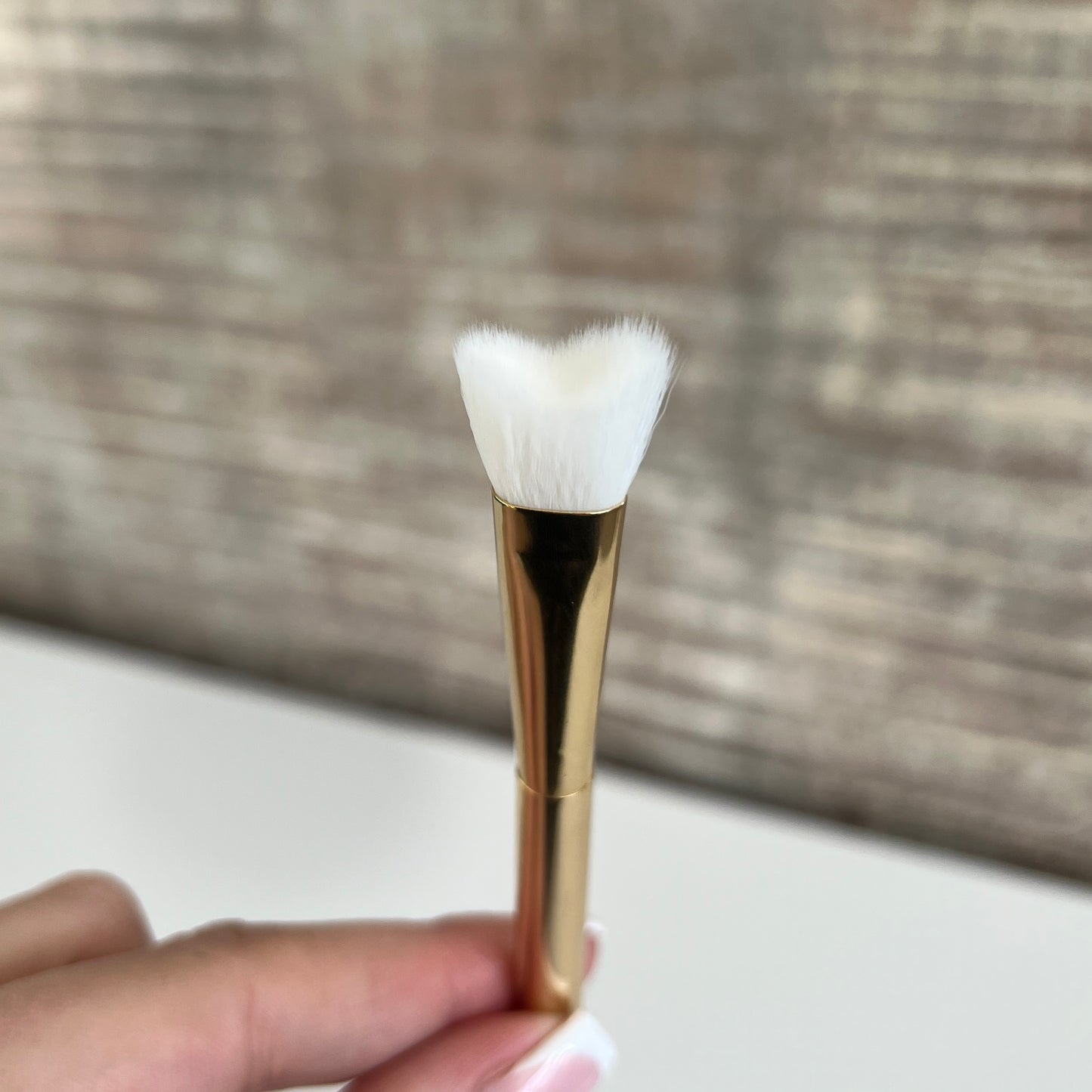 Curved Lash Shampoo Brush with Stand