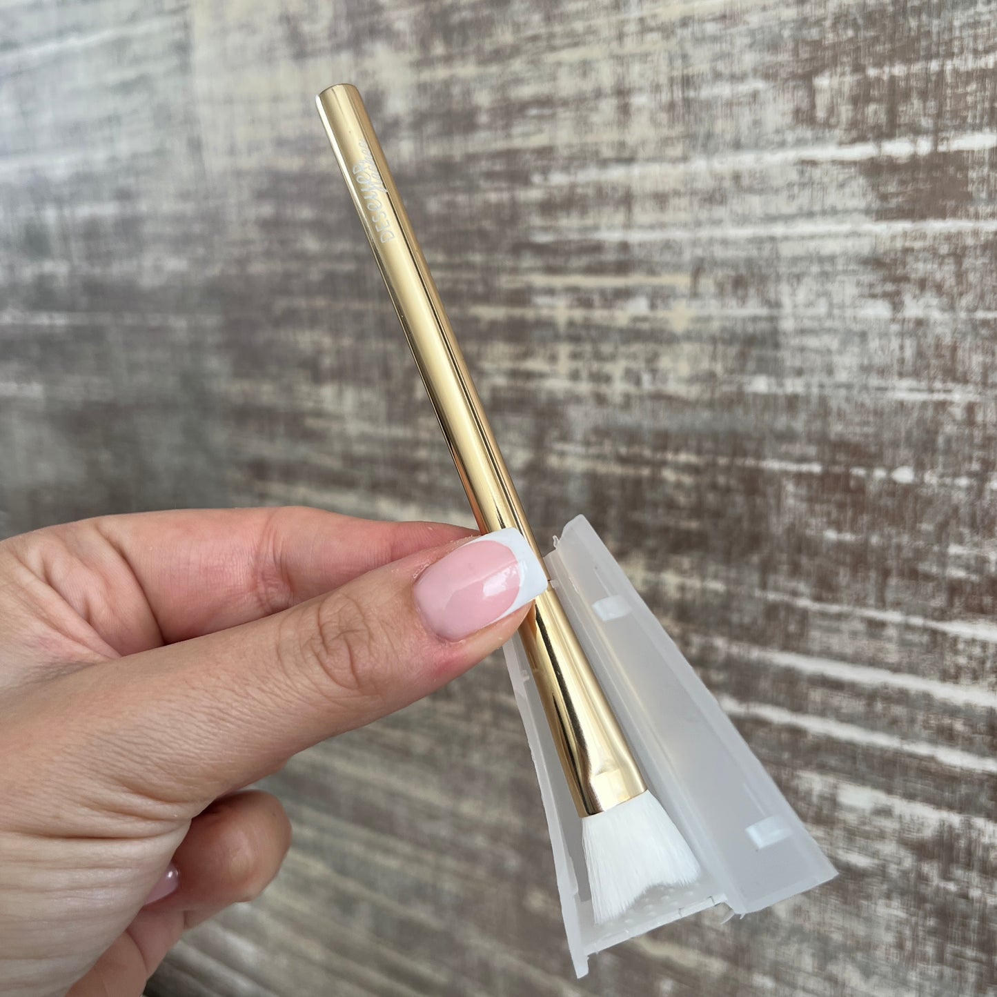 Curved Lash Shampoo Brush with Stand